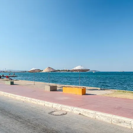 فيلة With Terrace - Right By The Sea In