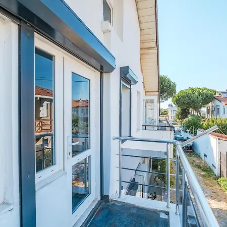 With Terrace - Right By The Sea In Villa Urla